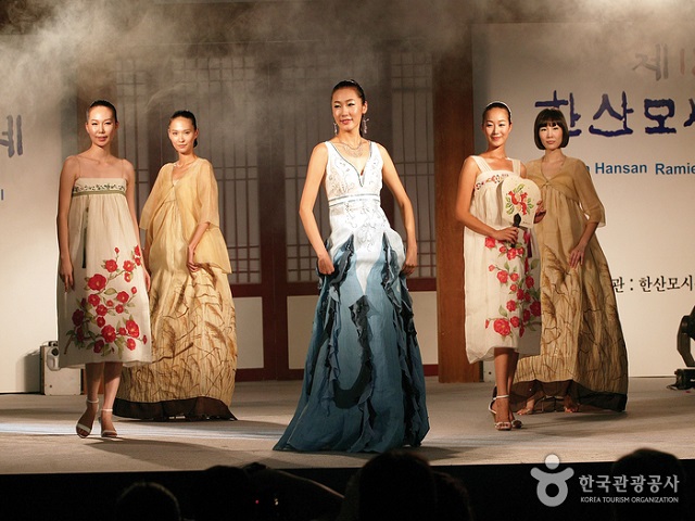 Культурный фестиваль ткани из рами в Хансане