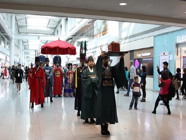 На Сеульском вокзале туристы могут увидеть шествие королевской семьи